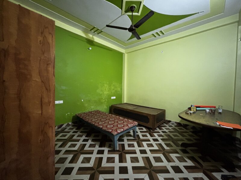 Park Facing 2 Room Set Available in Gomtinagar