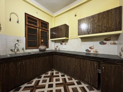 Park Facing 2 Room Set Available in Gomtinagar