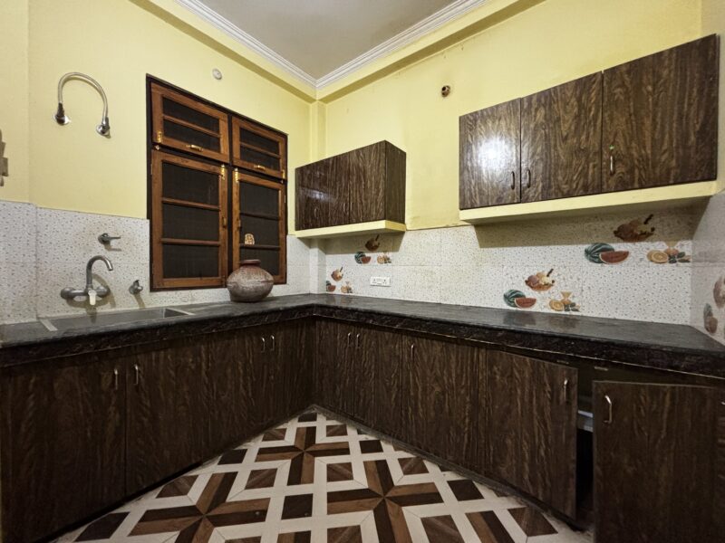 Park Facing 2 Room Set Available in Gomtinagar