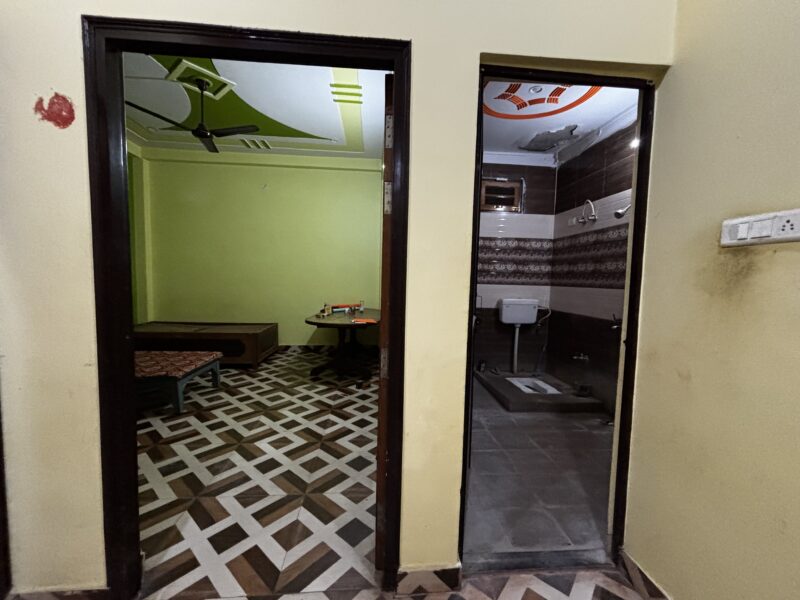 Park Facing 2 Room Set Available in Gomtinagar