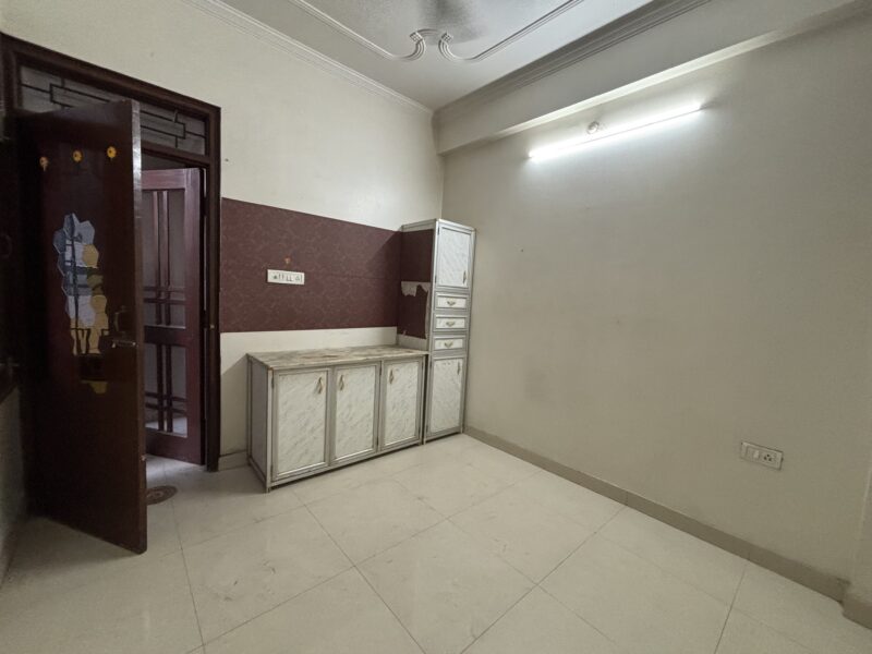 1 Room Set Available Aliganj