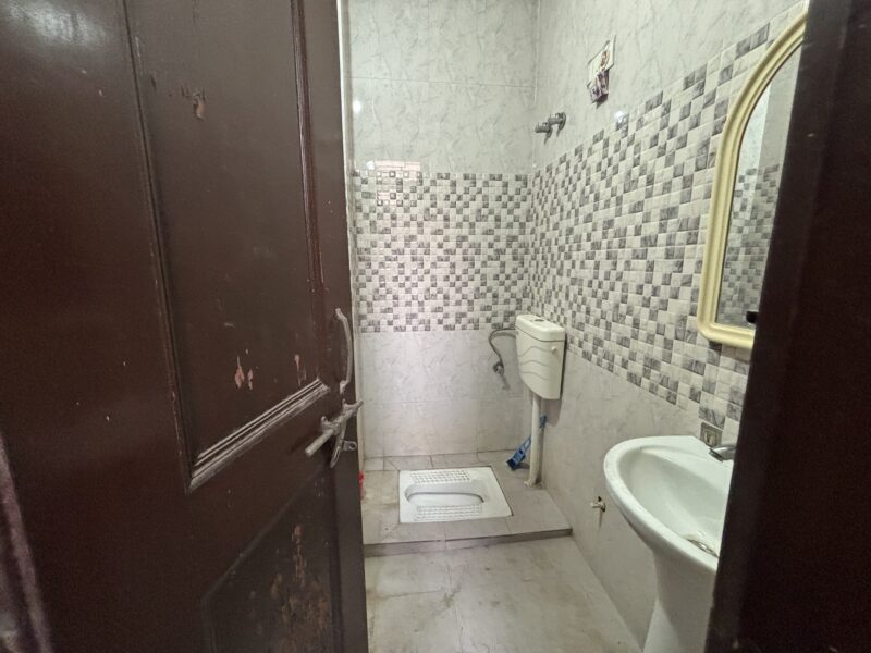 1 Room Set Available Aliganj