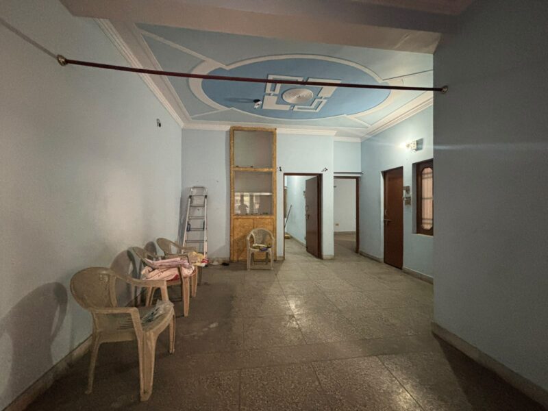 3 Rooms set in Vikas Nagar-book now!