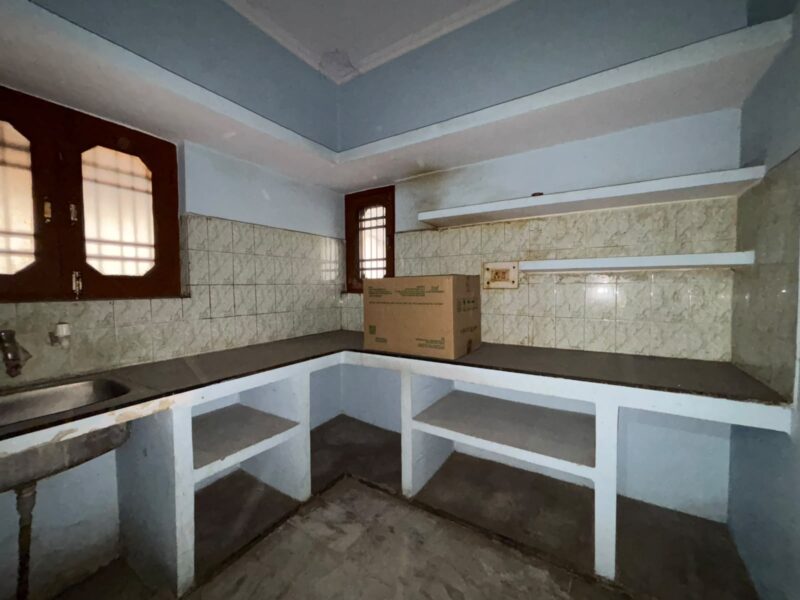 3 Rooms set in Vikas Nagar-book now!
