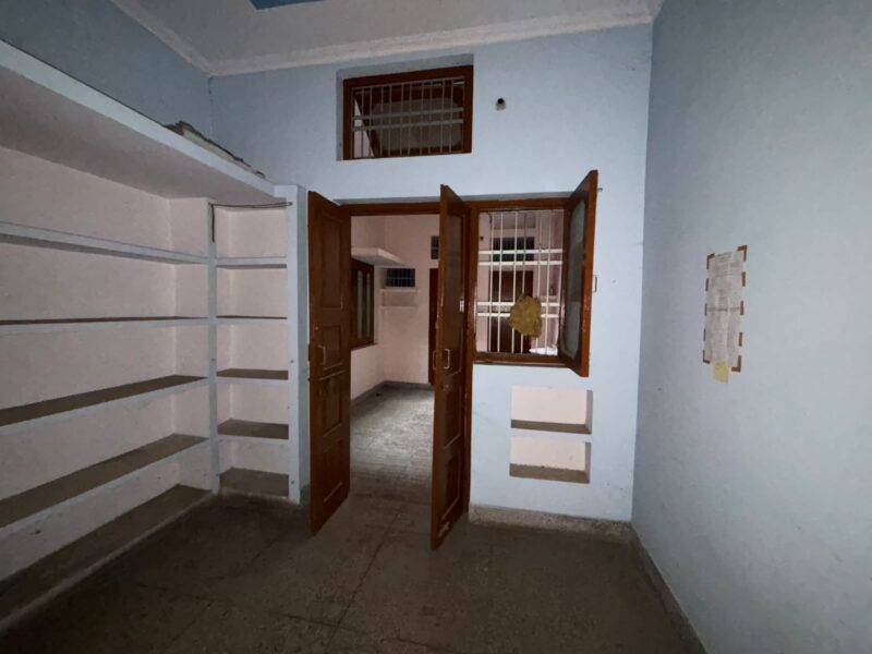 3 Rooms set in Vikas Nagar-book now!