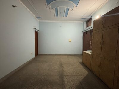 3 Rooms set in Vikas Nagar-book now!
