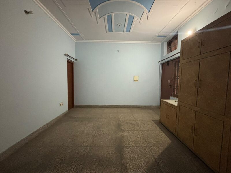 3 Rooms set in Vikas Nagar-book now!