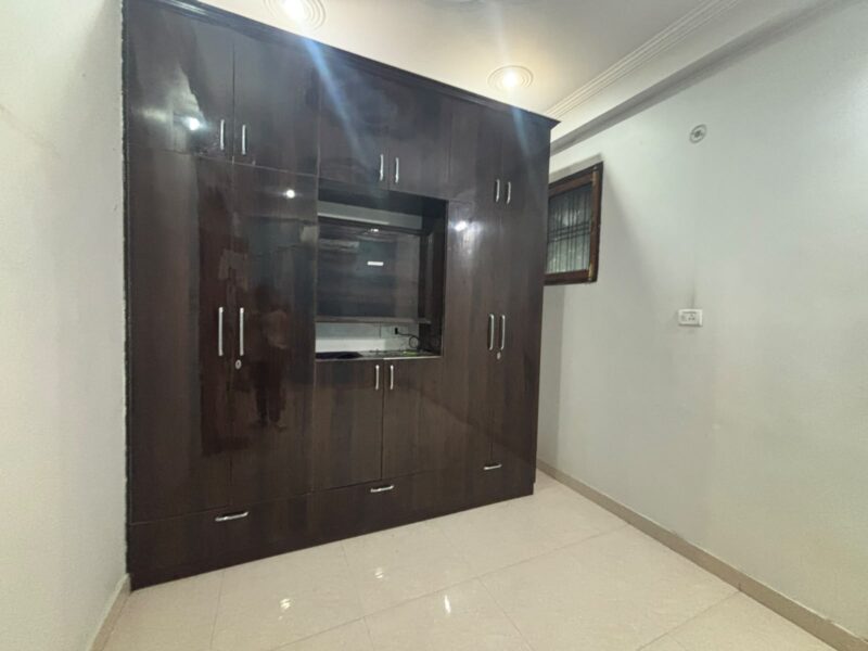 Well-Maintained 3 Room Set Available