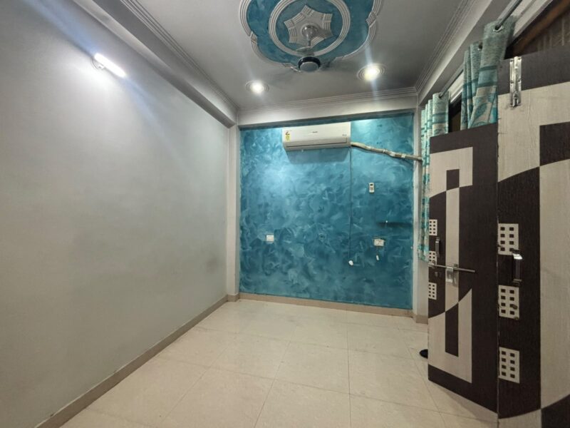 Well-Maintained 3 Room Set Available